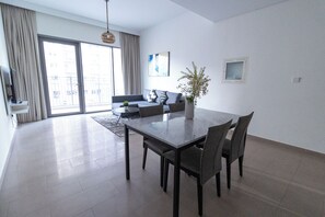 Leilighet, balkong, byutsikt | 1 soverom, blendingsgardiner, strykejern/-brett og wi-fi (inkludert)