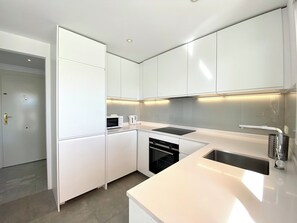 Superior Penthouse, Golf View | Private kitchen | Electric kettle, toaster - Serinamar - Dama de Noche (Marbella)