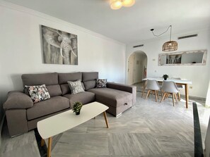 Superior Penthouse, Golf View | Living area | Flat-screen TV - Serinamar - Dama de Noche (Marbella)