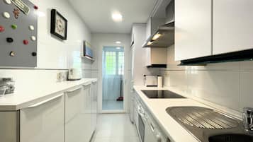 Appartement Confort, vue jardin | Cuisine privée | Bouilloire électrique, grille-pain