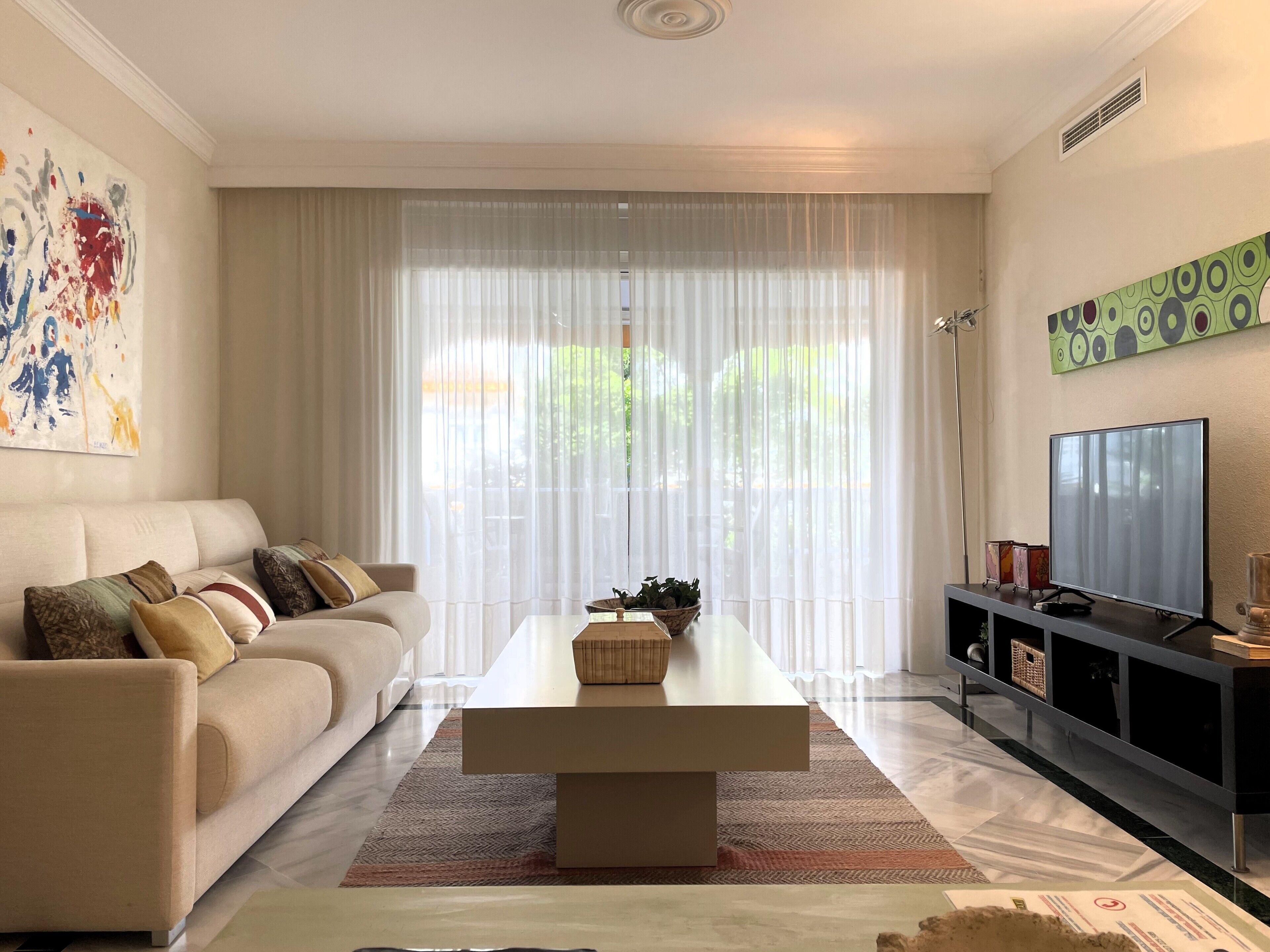 Appartement Confort, vue jardin | Coin séjour | Télévision à écran plat