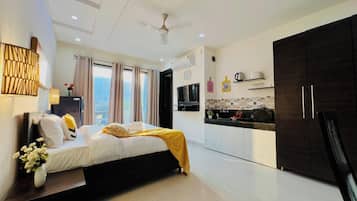 Classic Studio with Balcony | 1 bedroom, desk, laptop workspace, soundproofing