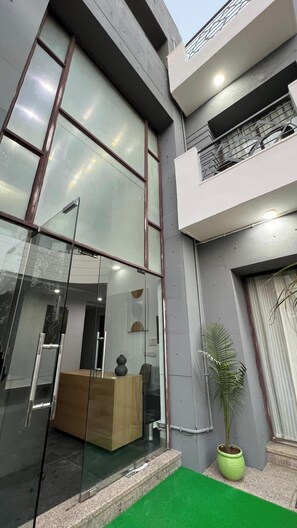 Front of property - Bluo Stays - DLF Cybercity (Gurugram)