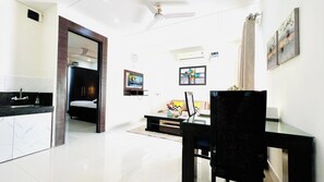 Classic 1BHK | リビング エリア | テレビ