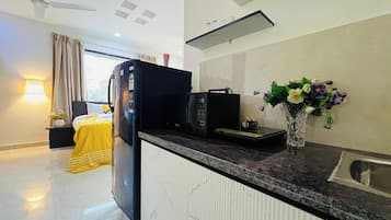 Classic Studio with Balcony | Dapur pribadi | Lemari es, microwave, kompor, dan peralatan masak/sendok-piring