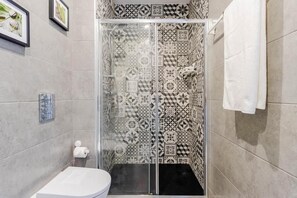 Shower, hair dryer, towels - Elegant & Modern Retreat w/ Balcony by HostWise (Vila Nova de Gaia)