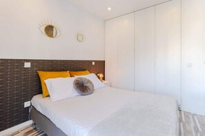 1 chambre, fer et planche à repasser, lit de bébé portatif, Wi-Fi