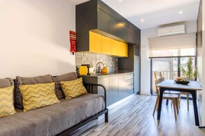 TV, offices - Elegant & Modern Retreat w/ Balcony by HostWise (Vila Nova de Gaia)
