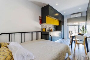 1 bedroom, iron/ironing board, travel cot, WiFi - Elegant & Modern Retreat w/ Balcony by HostWise (Vila Nova de Gaia)