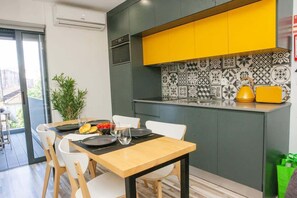 A modern kitchen with a dining area. - Bright & Contemporary Flat w/Balcony by Host Wise (Vila Nova de Gaia)
