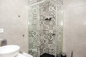 A bathroom with a patterned shower enclosure, a sink, and a trash bin. - Bright & Contemporary Flat w/Balcony by Host Wise (Vila Nova de Gaia)