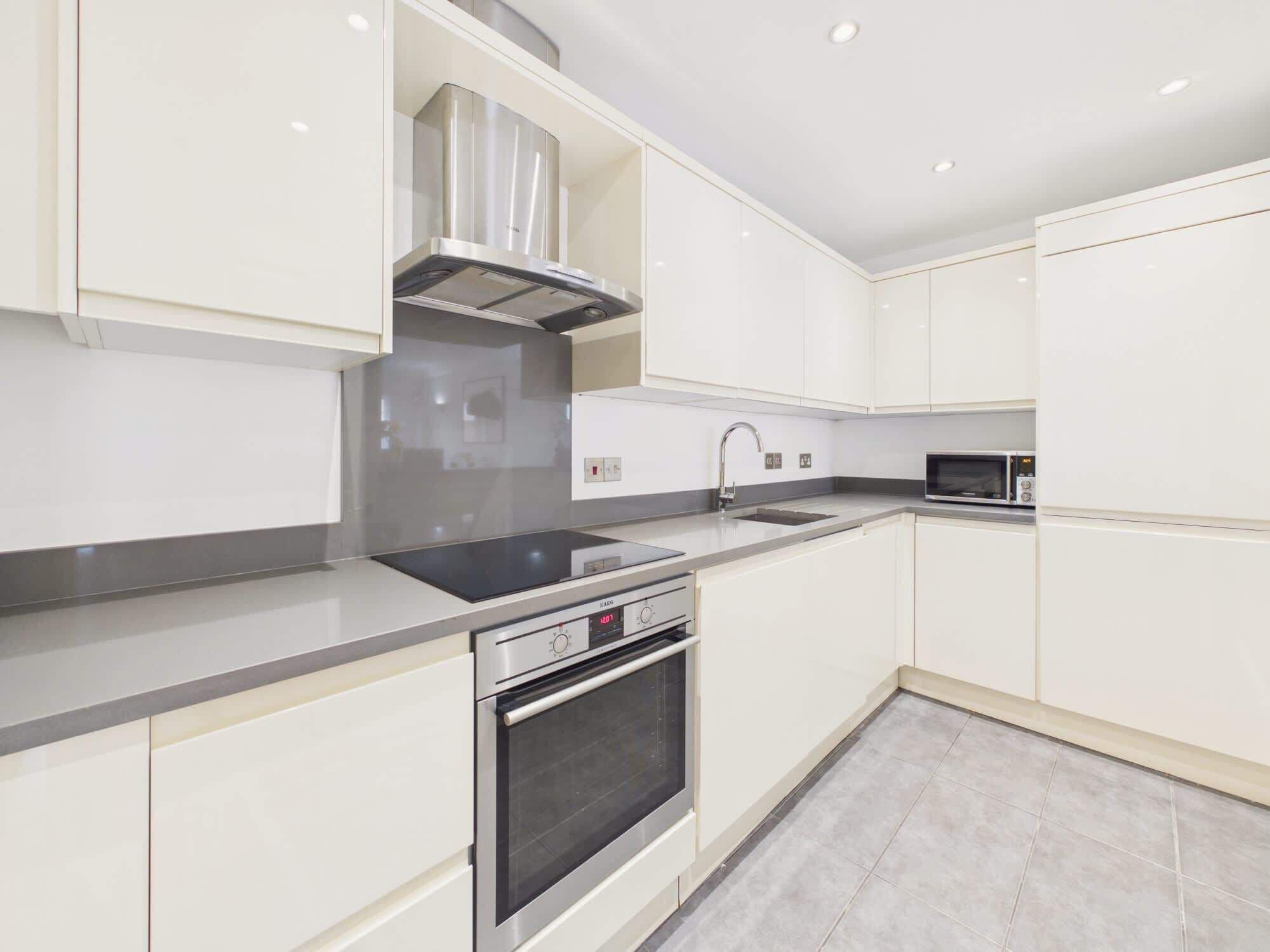 Coffee/tea maker, fridge, microwave, stovetop