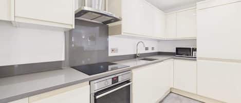 Coffee/tea maker, fridge, microwave, stovetop