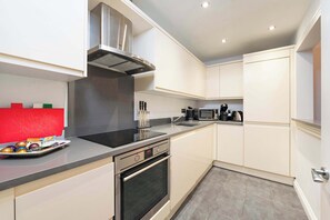 Fridge, microwave, stovetop, dishwasher