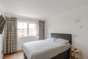 1 habitación, tabla de planchar con plancha, cuna de viaje y wifi 