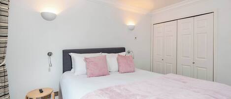 1 bedroom, iron/ironing board, travel cot, WiFi