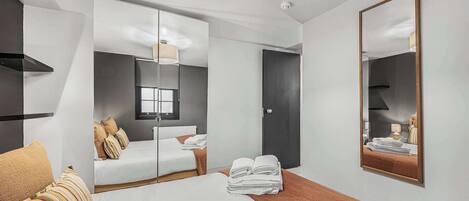 2 chambres, chambres insonorisées, fer et planche à repasser