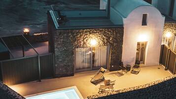 Deluxe Suite, Sea View | In-room safe, individually decorated, individually furnished, desk
