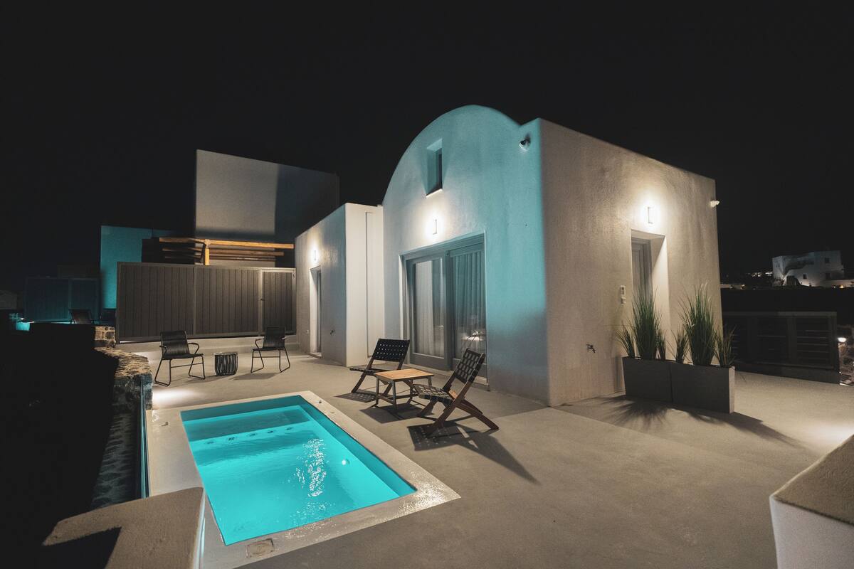 Un área de piscina exterior moderna con un jacuzzi integrado, sillas de descanso y una pequeña terraza.