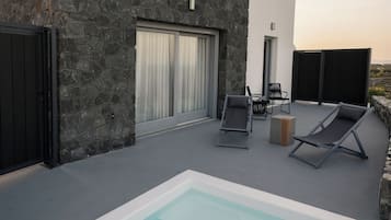 Deluxe Suite, Sea View | In-room safe, individually decorated, individually furnished, desk
