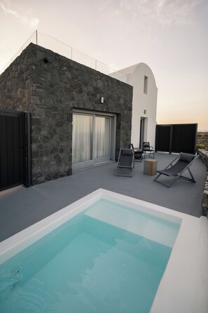 Deluxe Suite, Sea View | In-room safe, individually decorated, individually furnished, desk - Uranides Luxury Suites (Santorini)