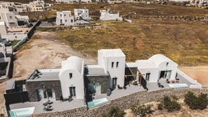 Un edificio moderno con piscina en la azotea y zona de estar al aire libre.