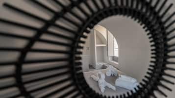 Deluxe-sviitti, merinäköala | 2 makuuhuonetta, tallelokero huoneessa, yksilöllisesti sisustettu