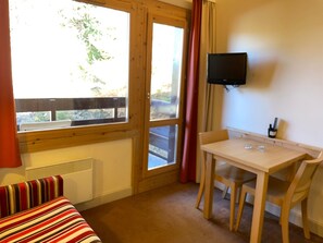 Living area - Cozy studio for 2 in Plagne 1800, near slopes (Plagne 1800)