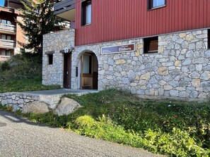 Un edificio de piedra con fachada roja y un letrero que dice 'Ellebore'.