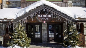 Un bâtiment sur lequel on peut lire l’inscription « MANOIR Savoie ».