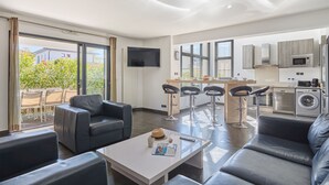 Un apartamento moderno con sala de estar, cocina y comedor.