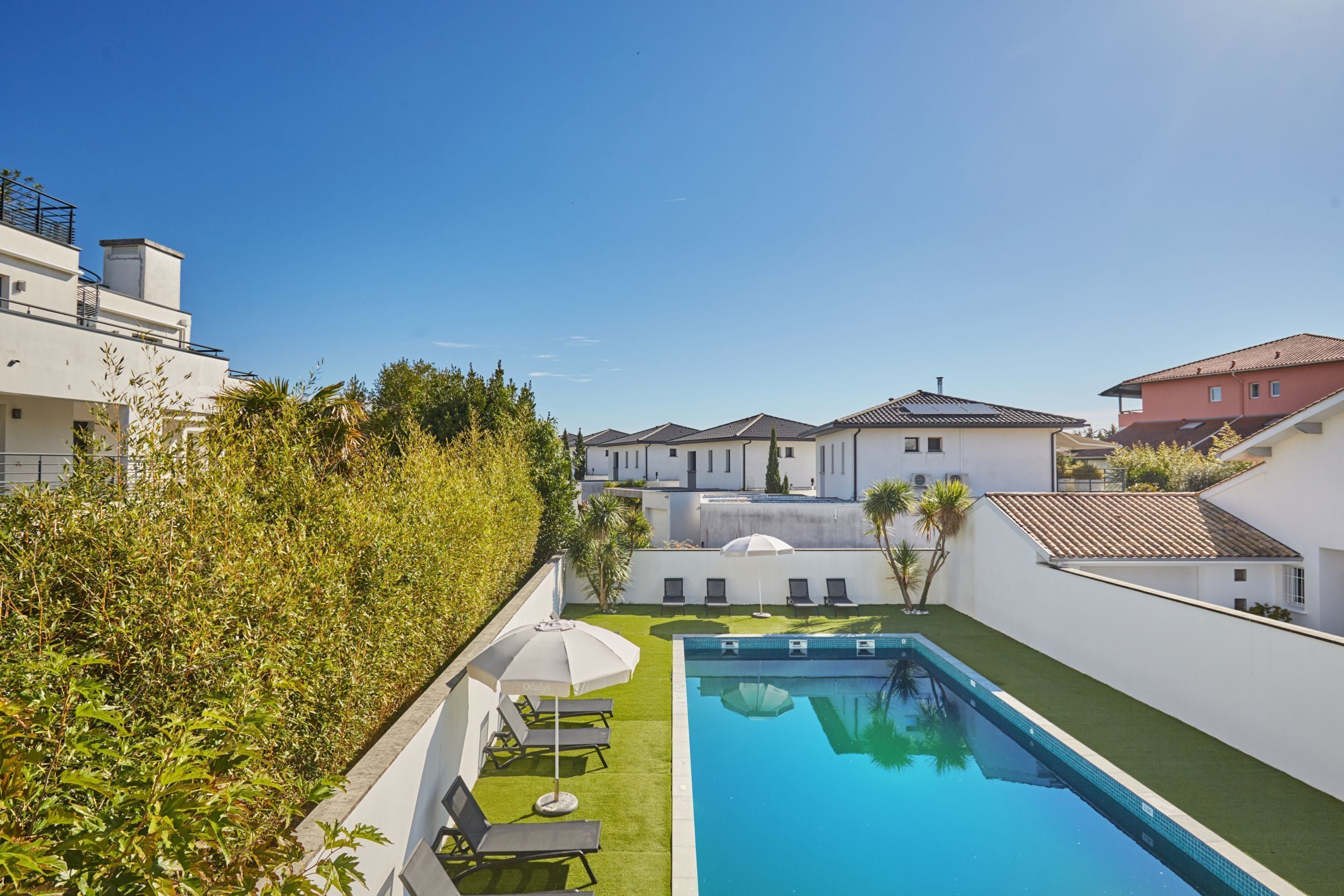 시즌별로 운영되는 야외 수영장