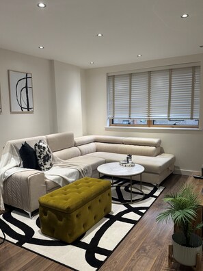 Living area - Chic Apartment in London - Modern & Cosy, Sleeps 4 (London)