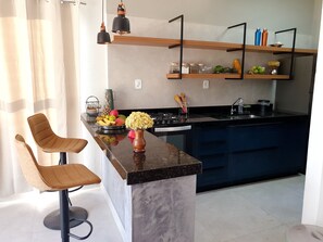 Een koelkast, een microgolfoven, een oven, een kookplaat