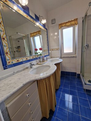 Douche, sèche-cheveux, bidet