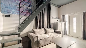 Smart-TV, Kamin, Bücher, Stereoanlage