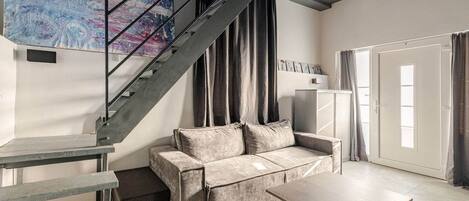 Smart TV, fireplace, books, stereo