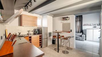 Een koelkast, een oven, een kookplaat, een vaatwasser