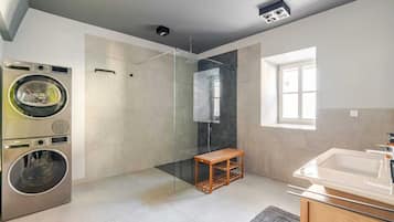 Dusche, Haartrockner, Handtücher, Seife
