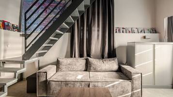 Smart-TV, Kamin, Bücher, Stereoanlage