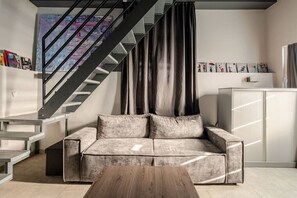 Smart-TV, Kamin, Bücher, Stereoanlage