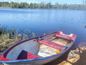 A small, red and blue boat docked at a lakeside. - 4 Star Holiday Home in Karlskrona (Eringsboda)