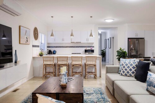 Rosey's Cottage - 600m to Beach & Mountain Views