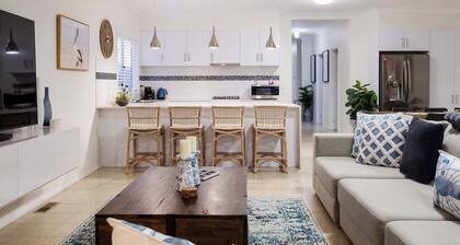 Rosey's Cottage - 600m to Beach & Mountain Views