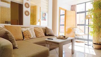 Deluxe Apartment, City View | Living area