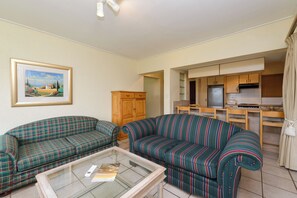 Villa básica, patio, vistas al jardín | Zona de estar | Televisión LCD de 40 pulgadas con canales por cable