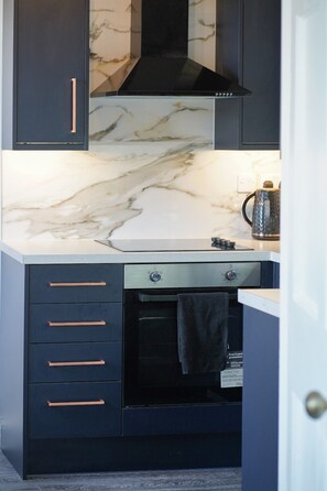 Een koelkast, een microgolfoven, een oven, een kookplaat