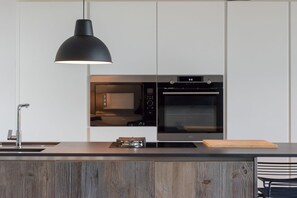 Frigorifero, microonde, forno, piano cottura