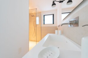 Bruser, hårtørrer, bidet