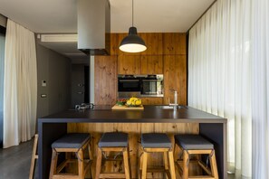 Kjøleskap, mikrobølgeovn, ovn og kokeplater